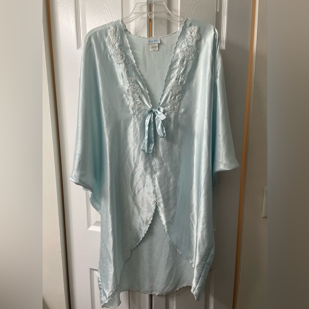 Vintage 80’s Sara Beth robe. Petite. Size probably a large. Light blue polyester